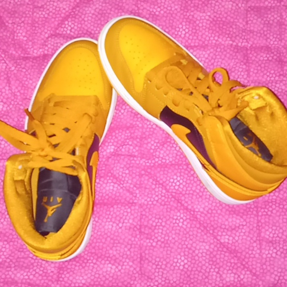 Air Jordan Gold and Yellow Air sneakers size 7 eur 38
